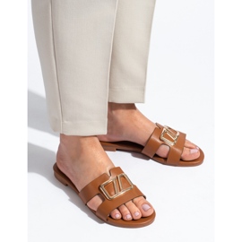 Sandalias planas con adorno marrón Shelovet 2