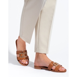 Sandalias planas con adorno marrón Shelovet 3