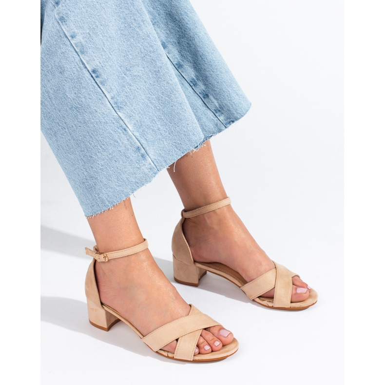 Sandalias de tacón bajo en ante beige de Shelovet 1