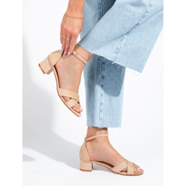 Sandalias de tacón bajo en ante beige de Shelovet 2