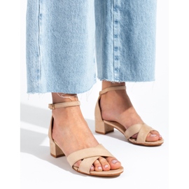 Sandalias de tacón bajo en ante beige de Shelovet 3