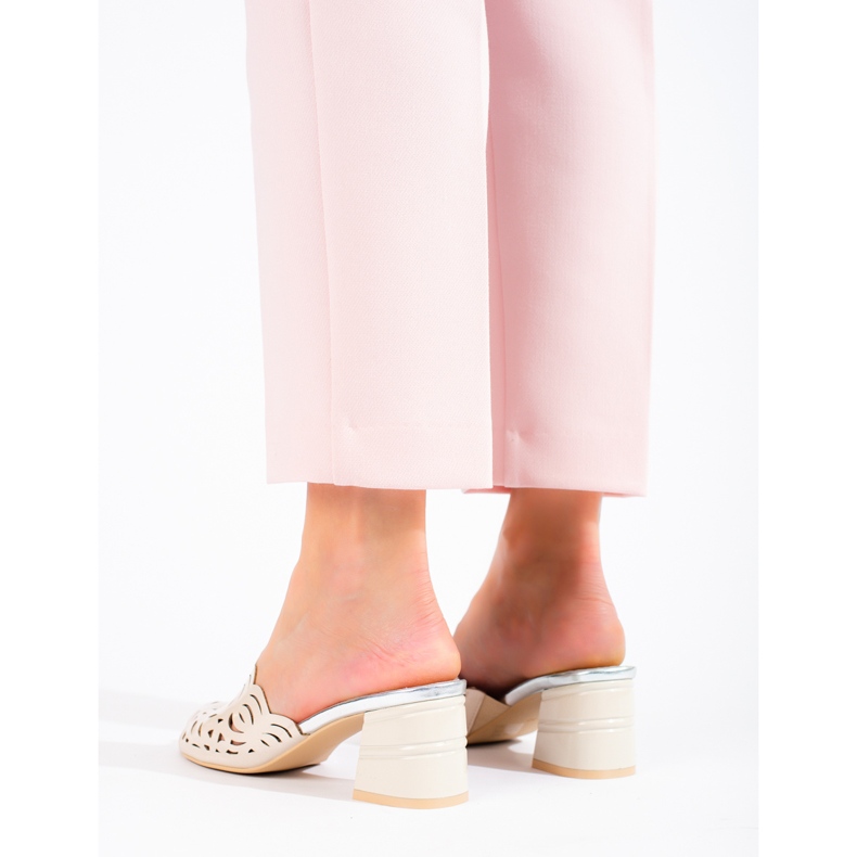 Mules calados beige en el poste de Shelovet 1