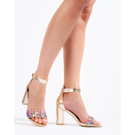 Sandalias con tachuelas doradas de Shelovet dorado 3