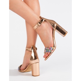 Sandalias con tachuelas doradas de Shelovet dorado 2